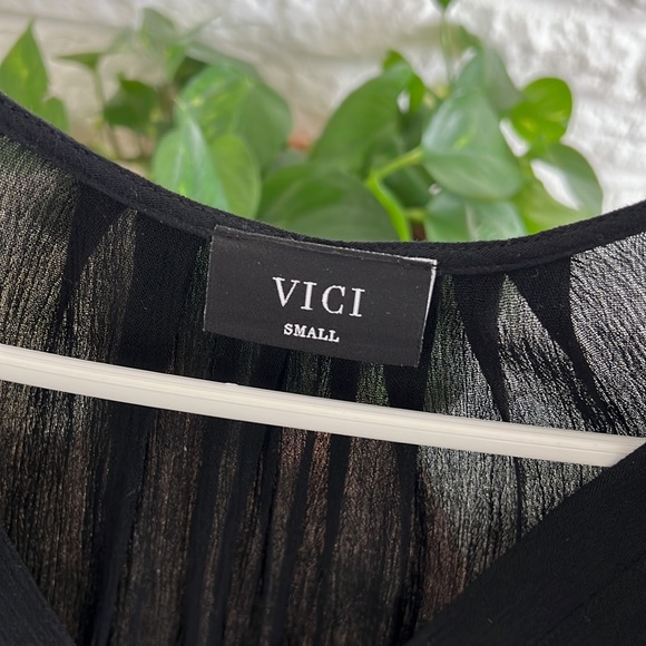 VICI Collection black top with button detail - Picture 3 of 3